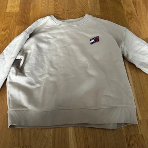 Sweater tommy hilfiger - Enkel beige sweater från tommy hilfiger. Skön och håller en varm. Beroende på hur man vill att den sitter så passar den xs-m