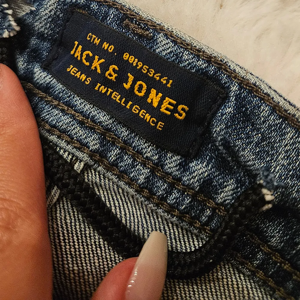 Nu säljer jag dessa skit snygga low waist bootcut Jack & Jones jeansen jag köpte på second hand, då de sitter ganska pösigt på mig. Längden är bra på mig som är 175 cm. Djur- och röktfritt hem!. Jeans & Byxor.