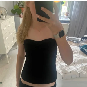 Tub topp - Ett gammalt linne avklippta till en tubtopp, ribbat tyg köpt från shein. Storlek xs men passar oxå s