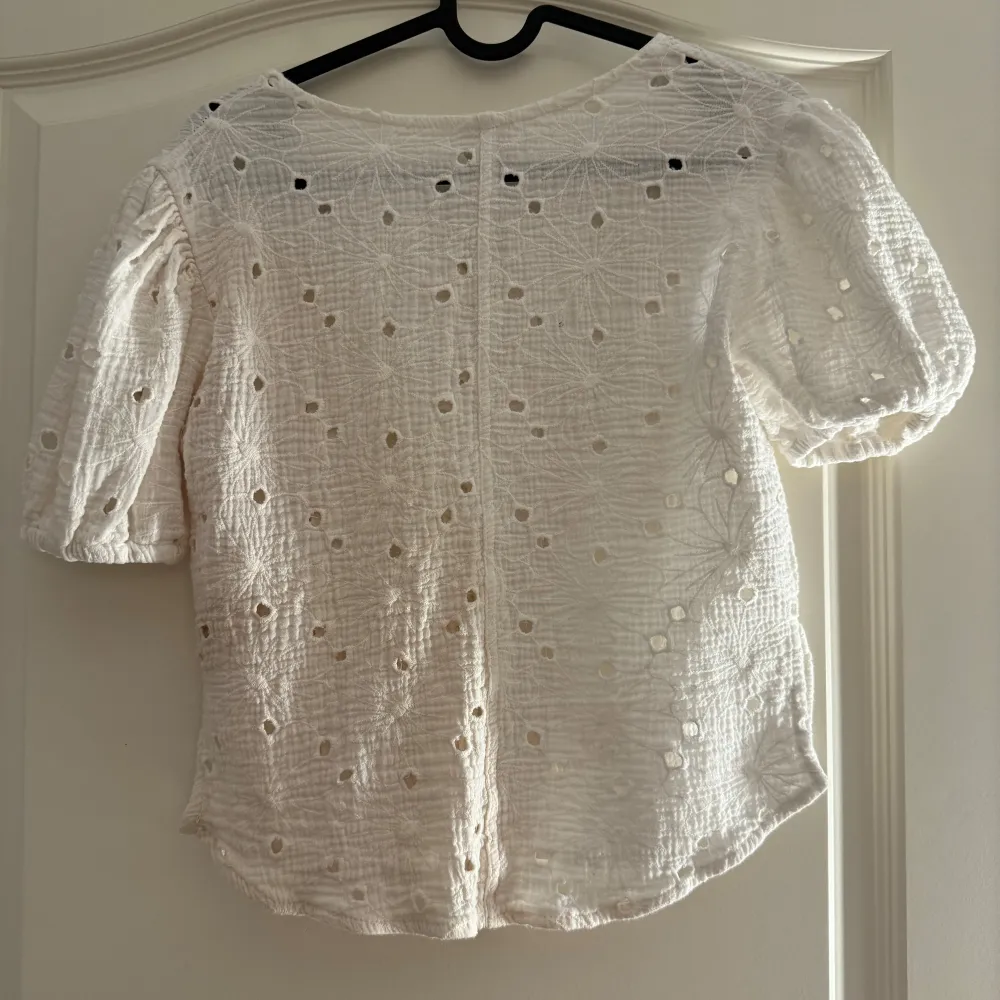Fin vit blus från zara (barn) i stolek size 13-14/ 164. Använd men inget som syns. Fint skick, säljs för 150kr. Köpare står för frakten.. Puserot.