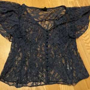 Spets topp - Söt spets topp från H&M i marinblå. Storlek 38.