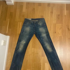 Diesel jeans - Diesel jeans, knappt använda. Sliten look, italiensk design, exklusiv design! Fint skick. Skriv vid funderingar!