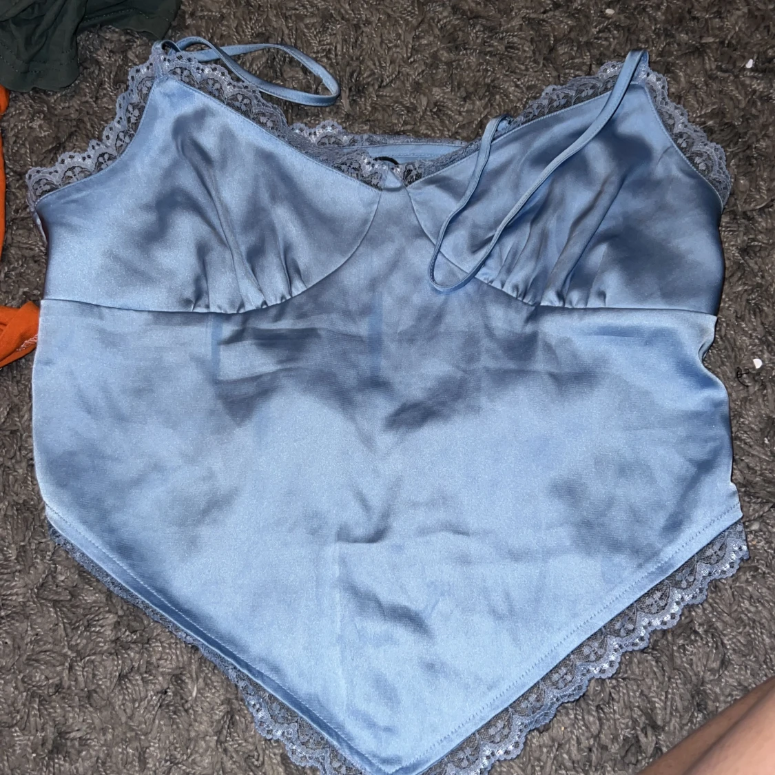 Ljusblå satinlinne från Bik Bok