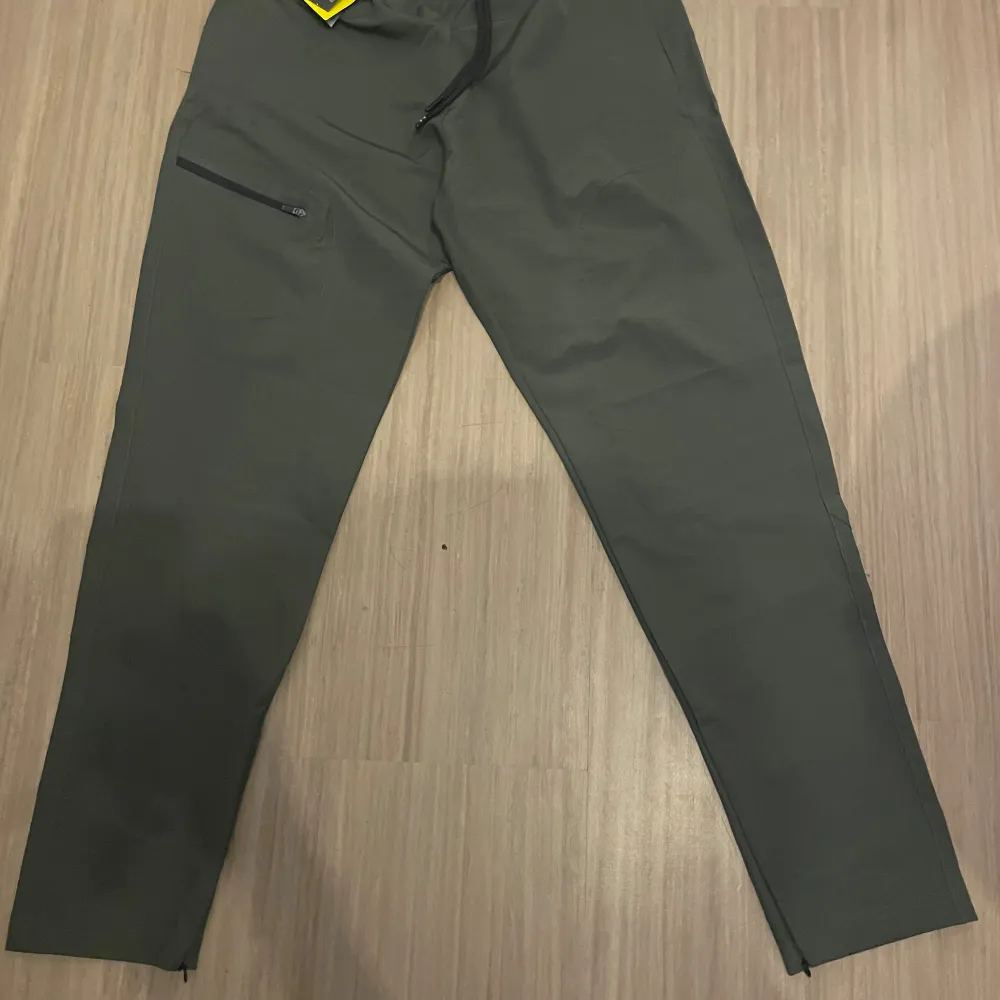 Ett par nya under armour byxor som inte är använda. De finns dragkedja längst ner på byxorna. Det är bara att skriva om du har några fickor. Jeans & Byxor.