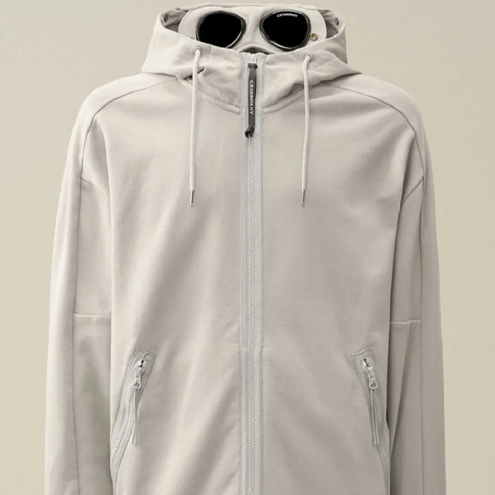 Säljer min brorsas cp company zip hoodie för det inte kommer till användning. Helt nyskick och typ bara använd ca 5 ggr. . Hoodies.