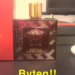 Versace Eros flame EDP - Söker att byta min Eros flame då jag redan har en annan likadan. Eros flame är en maskulin citrus och trä doft🪵🍊, den bästa från Versace. Det är ungefär 75-80ml kvar