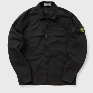 Stone Island jacka svart  - Säljer denna Stone island jackan då den blivit för liten för mig, är köpt på NK i Stockholm för lite drygt ett år sen. Nypris 4399
