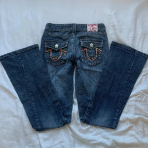 True religion - Utsvängda trueys i modellen ”Bobby”, midjemått 84, ytterbenslängden 104 och innerbenslängden 84