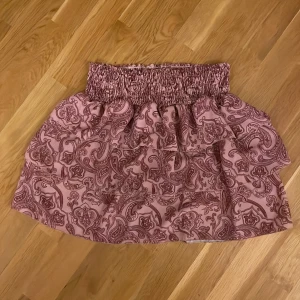 💓Mönstrad Volangkjol💓 - Mysigaste, rosa, mönstrade kjolen som tyvärr aldrig kommer till användning!!💓Väldigt speciella detaljer och i nyskick.💓
