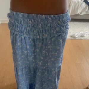 Superfin långkjol från Gina🌸 - Jätte bra skick och knappt använd! Storlek 146/152 
