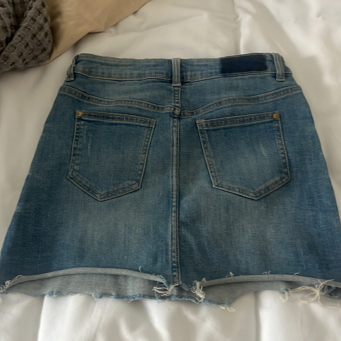 Jeanskjol med slitningar - 90