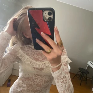 Spetsblus  - En jätte fin och söt blus som köptes för ungefär ett halvår sen som är använd men inte mycket. Den är i jättebra skick och super super snygg 😻 