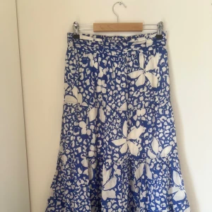 Fin långkjol - Jag säljer nu min superfina långkjol ifrån Lindex, då den tyvärr bara kom till användning en gång.☺️