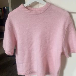 Stickad tröja  - Jättefin rosa stickad tröja, aldrig använd bara testad! Så helt nyskick. Storlek XS!💕
