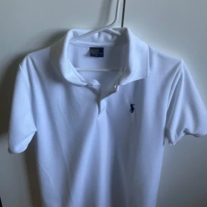 Vit Raulph Lauren Piké  - Säljer denna stilrena vita polo pikén därför att den blivit för liten för mig användes 1 gång. Passar svinbra nu till sommaren 