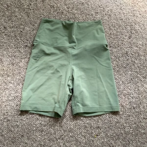 Cykelbyxor - Jag säljer ett par gröna cykelbyxor, perfekta för träning eller under kjolen! Köparen betalar för frakt!