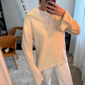 Djerf Avenue stickad tröja - Stickad benvit tröja från Djerf Avenue. Tröjan är i fint skick och storlek M🫶