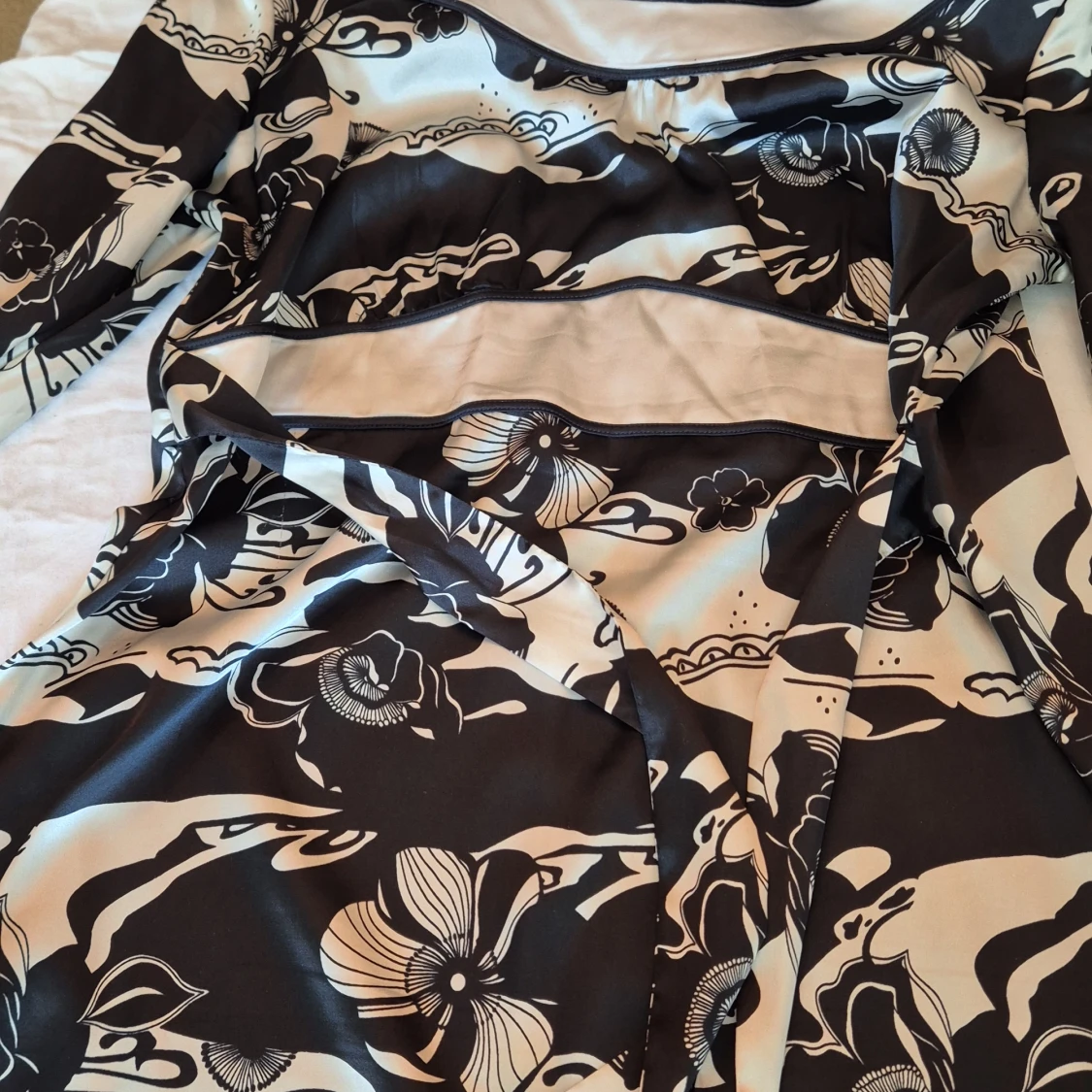 Svart och vit mönstrad klänning från Lindex - 90