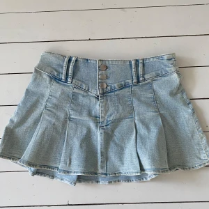 Jeans kjol - En jeans kjol från H&M. Slut såld. I jätte bra sick! 