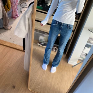 Bootcut low waist jeans🥰 - Low waist bootcut ginatricot jeans som är i nyskick utan skavanker💕 kontakta gärna mig för fler frågor