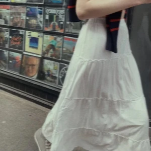 Lång vit kjol  - Säljer mina vita kjol från brandy Melville 