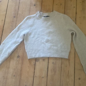 Ljus grå tröja från sister knitwear i storlek S för 59kr plus frakten - Ljusgrå tröja från sister knitwear i storlek S, men passar även xs, det är bra skick, knappt använd för 89 kr plus frakten