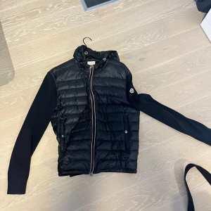 Moncler cardigan  - Säljer denna moncler cardigan. Rätt svår att få tag på nypris är 11.000kr Storlek L passar M  Mitt pris 4499kr  Pris kan diskuteras vid snabb affär.