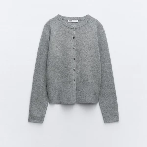 Zara kofta - Väldigt skön finstickad grå kofta från zara med pärlknappar som inte verkar finnas kvar, kanske använd 1-2 gånger så är i nyskick. Storlek s men passar även xs jättebra.  Köptes ny för 380kr säljer för 260kr Sista två bilderna är lånade💕