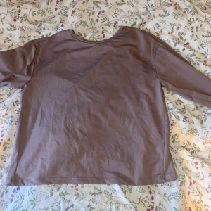 Träningströja - Superfin lila träningströja från märket energetics! Den är halvt öppen i ryggen (bild 3). Hör av er till mig om ni har frågor eller vill ha fler bilder! Har även lagt upp en del andra träningskläder på min plick så kika gärna där vid intresse!🤩