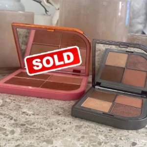 Två ögonskuggspaletter - Säljer två superfina ögonskuggspaletter! Den ena är redan såld (den i rosa förpackning), men den andra är fortfarande tillgänglig. Den har fyra olika nyanser: en skimrande guld, en matt brun, en mörkare brun och en glittrig brun. Perfekt för både vardags- och festsminkningar!