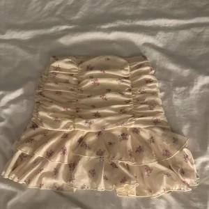 Blommig kjol  - Kort blommig kjol, i princip aldrig använd! Får inte användning för. Nypris 359kr. Pris kan diskuteras. 