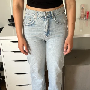 Ljusblå jeans med hög midja - Säljer ett par ljusblå jeans med hög midja. De är i en straight fit och har en klassisk femficksdesign. Perfekta för både vardag och fest! 🦋
