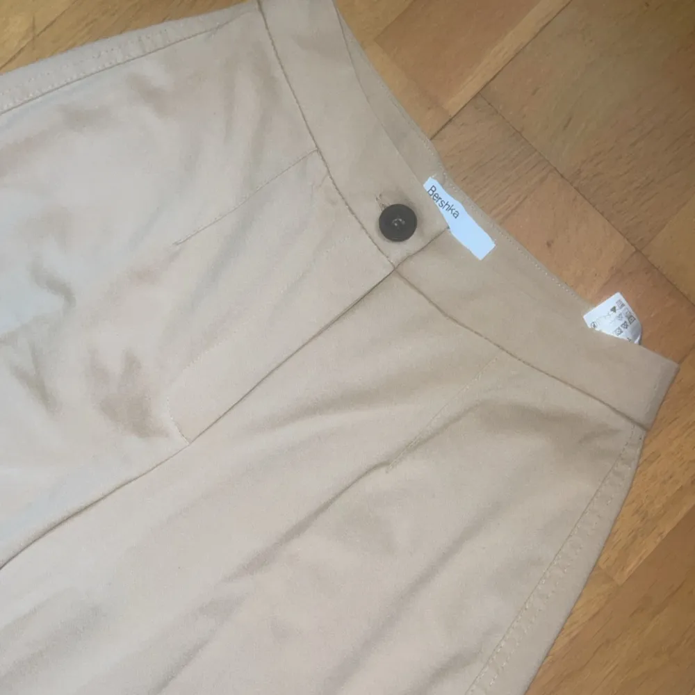 Högmidjad beige byxa från bershka. Jeans & Byxor.