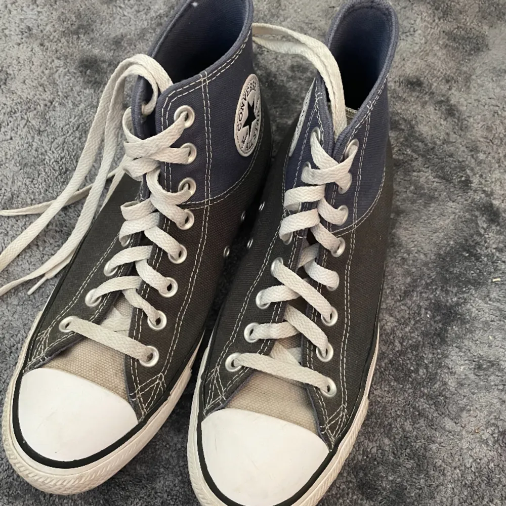 Snygga converse skor! Nypris 799kr! Lite använda men inte trasiga! Strl 39,5. Säljer för 300kr. Köparen står för frakten!. Kengät.