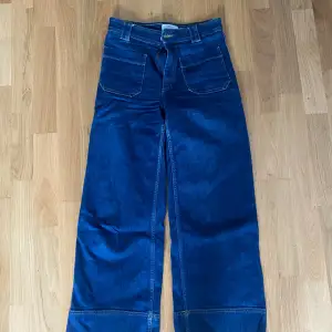 utsvängda jeans från &otherstories flitigt använda men är i gottskikt köpta secondhand men var helt nya när de kom hem