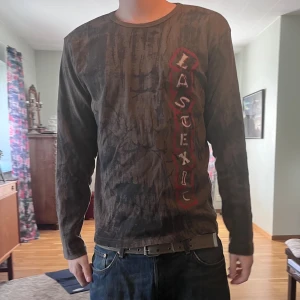 långärmad tröja - riktigt snygg mörkgrön/grå tröja med tryck. kom privat för frågor 😆😆