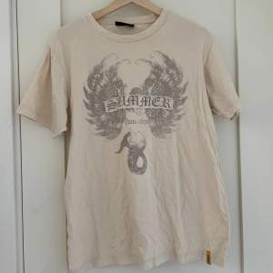 Säljer en beige t-shirt från Diesel i storlek L. T-shirten har ett coolt tryck med texten 'SUMMER' och en bild av en Siren