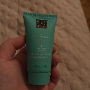 Mild Body Scrub Paste från Rituals - En mild kroppsskrubb från Rituals med hydra-boost complex. Den kommer i en turkos tub på 50 ml och är en del av serien The Ritual of Karma. Perfekt för att ge huden en mjuk och fräsch känsla.
