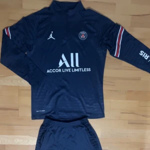 Psg tracksuit  - En psg tracksuit från märket Jordan. Tracksuit en är o bra skick. Den är L i storlek men passar som M. Kan gå med på att sälja dessa parallella. Priset är inte hugget i sten. Skriv om ni har några funderingar! 😊