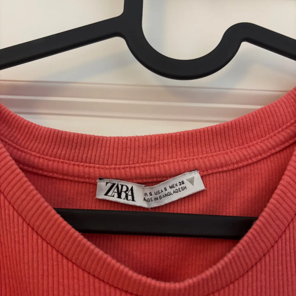 Säljer en söt röd ribbad topp från Zara med volangdetaljer på ärmarna. Toppen har en rund halsringning och är perfekt för en somrig look. Passar bra till både jeans och kjol. Corallfärgad.☺️. Yläosat.