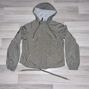Grön vårjacka från H&M  - Säljer en jättefin grön vårjacka från H&M i stl 34. Väldigt sparsamt använd.