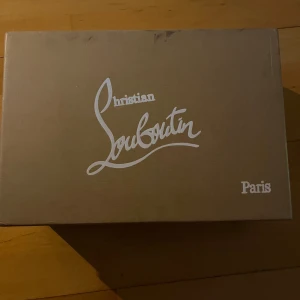 Säljer mina loubs har andvänt 2-3 gånger pris kan såklart diskuteras - Snygga svarta sneakers från Christian Louboutin 