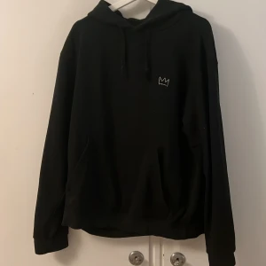 Svart hoodie med tryck - Säljer min älskade hov1 hoodie från sommaren 2023! Den kommer vara saknad men används aldrig längre🫶🏼