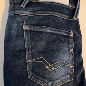 Replay Anbass - Replay anbass jeans - Slim fit passform - Storlek 29/32 - nypris runt 1800 - skriv vid frågor och funderingar!