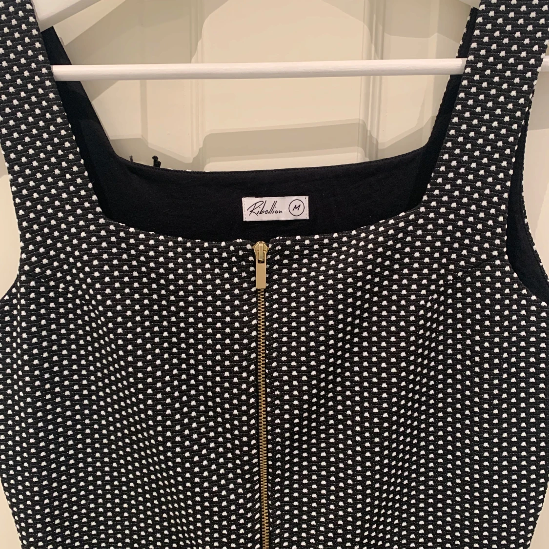 Svartvit prickig klänning från Robin - 1