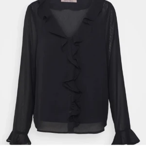 Anna Field blus - Säljer min jätte fina blus för att den inte kommer till användning. Har använt en gång, så ny skick. storlek s. Ny pris 400kr säljer för 250kr💕pris kan diskuteras 