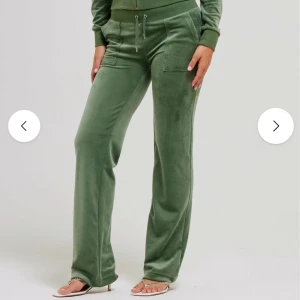 Juicy Couture byxor - Snygga gröna Juicy Couture byxor med glitter text på rumpan använda fåtal gånger (inga defekter) Strl M, säljer för 450kr