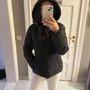 Svart puffig jacka ifrån Zara  - Säljer en svart puffig jacka ifrån Zara. Den är i väldigt bra skick och det märks knappt att den är använd.☺️💕