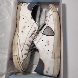  Philippe Model - Tjena säljer dessa unika Philippe Model då den har en unik design och ej kommer till användning längre , köpte dessa hos Kicksnstuff. Skriv om du har frågor, passar som 43 skick 8/10 ingår box och kvitto