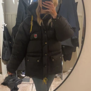 Svart dunjacka från Fjällräven - Säljer nu min fjällräven jacka då jag har en annan och aldrig får användning av denna.💗 motsvarar storlek s,xs
